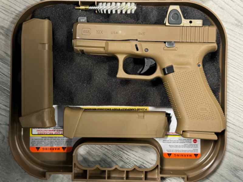 * Price Drop *. Glock 19X w RMR Type 2 SOCOM 