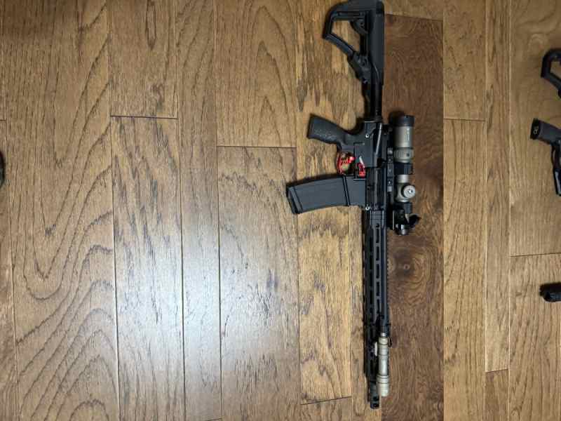 Daniel Defense DDM4 V7 with extras 