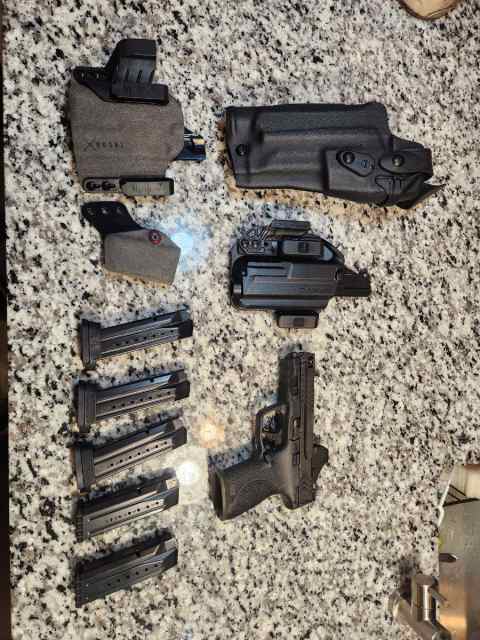 M&amp;P 2.0 Carry Comp Compact w/extras