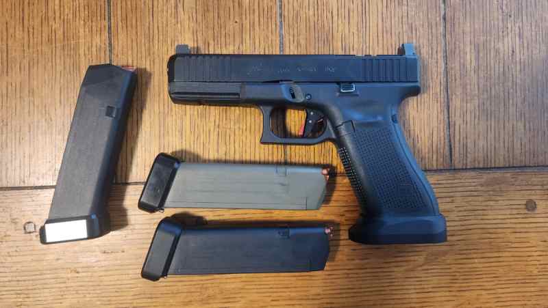 PRICE REDUCED Glock 17 MOS