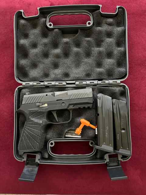 Sig Sauer P320 - 9mm. Flat Trigger.