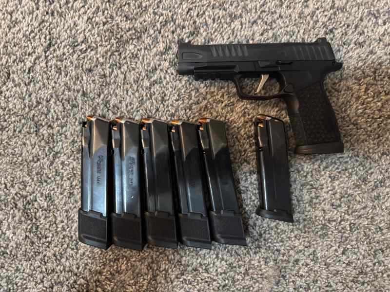 Sig Sauer P365 Fuse + Extras 