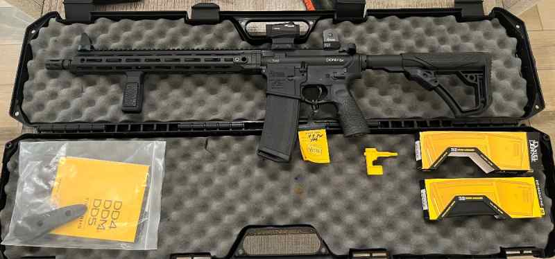 Daniel Defense DDM4 V7LW and Colt M4 