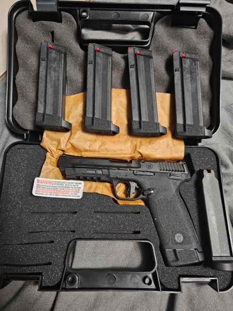 S&amp;W M&amp;P 22 Magnum - new with mags