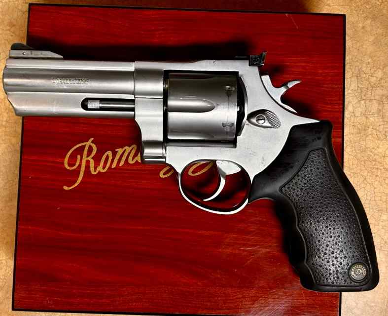 44 magnum stainless Taurus model 44 LNib extras