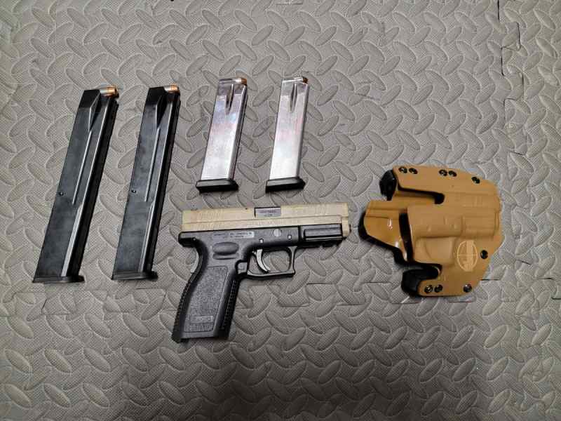Springfield XD40, w mags, extended mags, and kydex