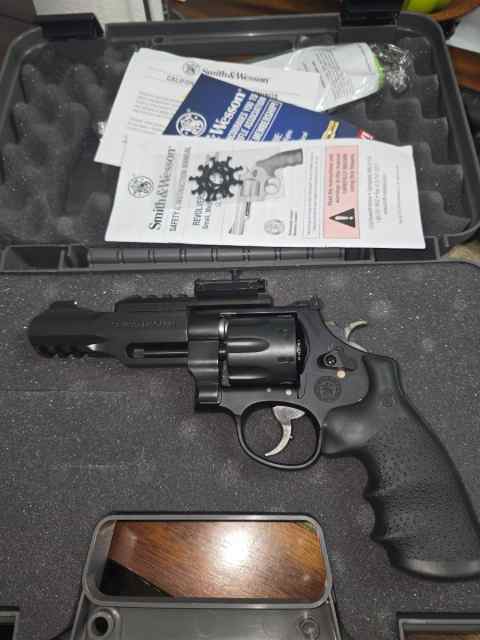 BNIB smith &amp; Wesson R8 performance center