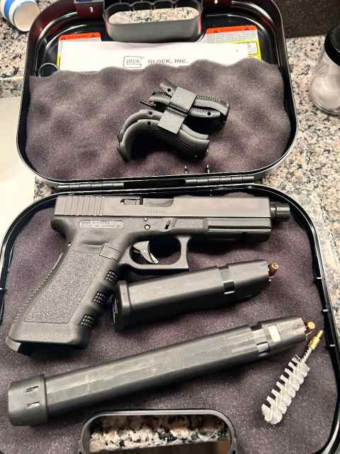 Glock 17 gen 3 threaded barrel hardly used
