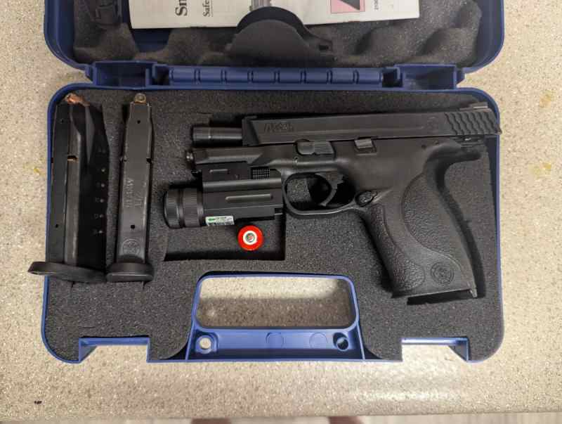 Smith and Wesson M&amp;P 40 4 1/2 in barrel full size