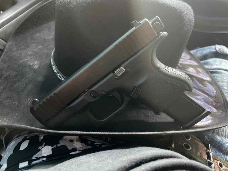 Baby Glock 40 with 15 rnds and 🎚️