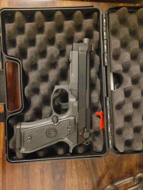 Beretta 92fs .22 with 3 x 15rd mags