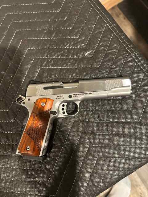 Smith and Wesson 1911 45 acp stainless E series