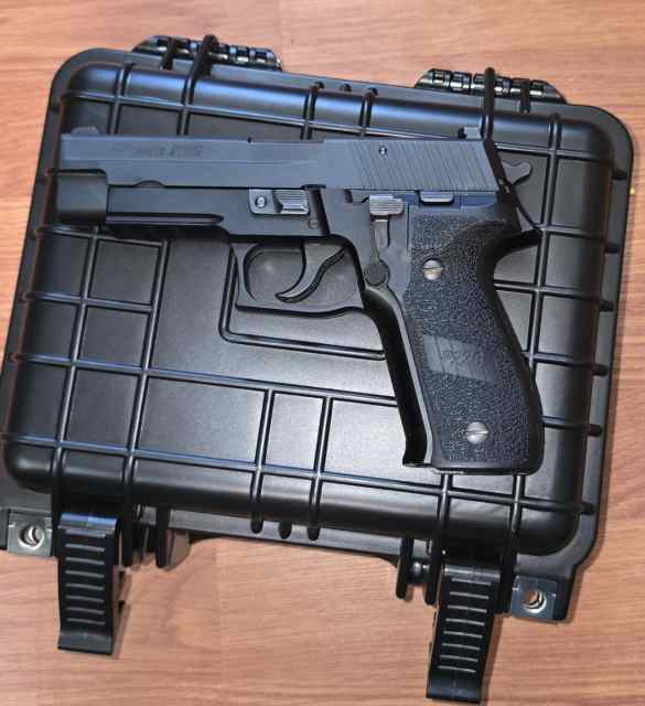 SIG P226 Night Sights 40 S&amp;W 6 mags