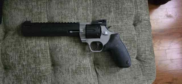 Taurus Raging Hunter 8.375" Barrel 44 Mag