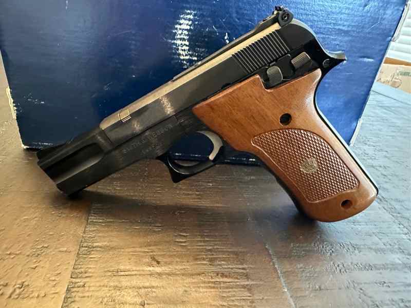 Smith &amp; Wesson 422 collector’s grade 