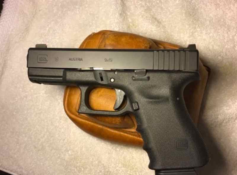 Glock 19 9mm neatly used with magazine 