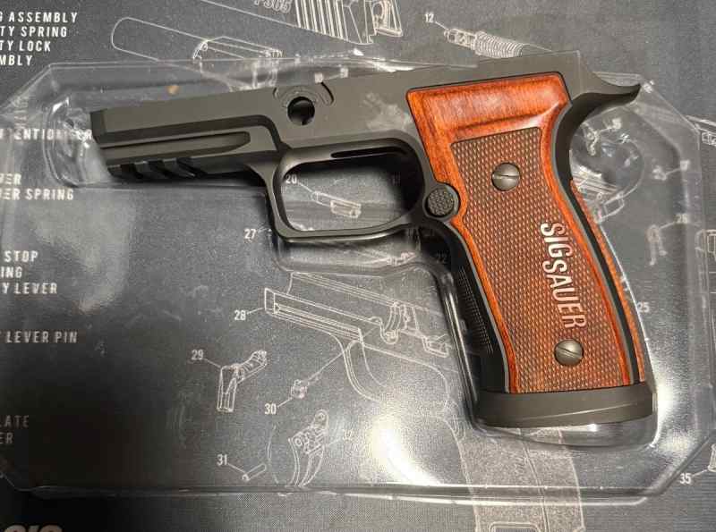 Sig P320 AXG Aluminum grip wood 