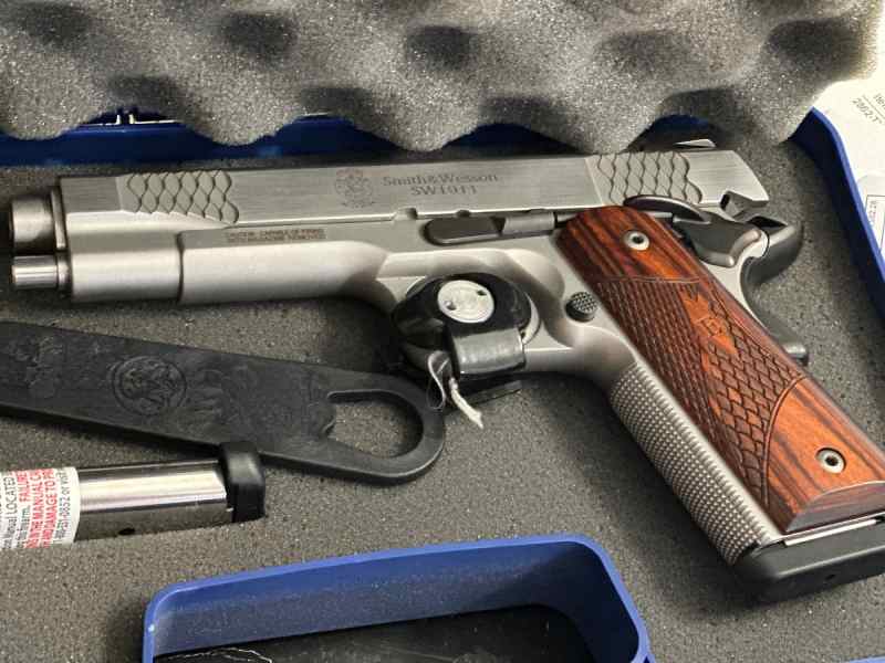 SMITH &amp; WESSON SW1911 E SERIES &quot;NEVER SHOT&quot;