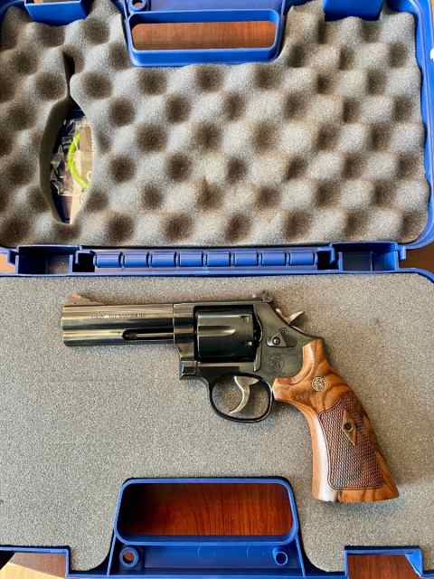 Smith &amp; Wesson model 585-8 4&quot; barrel