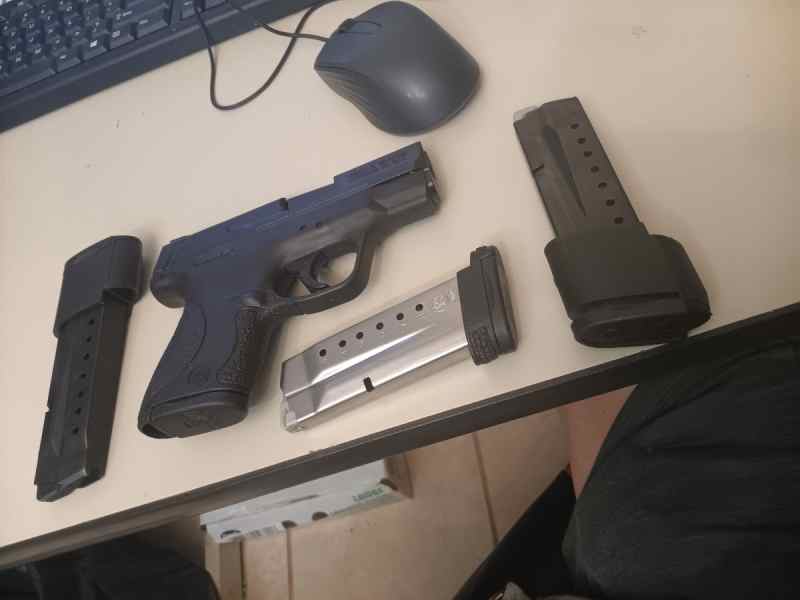 S&amp;w shield 9mm with 4 mags and case