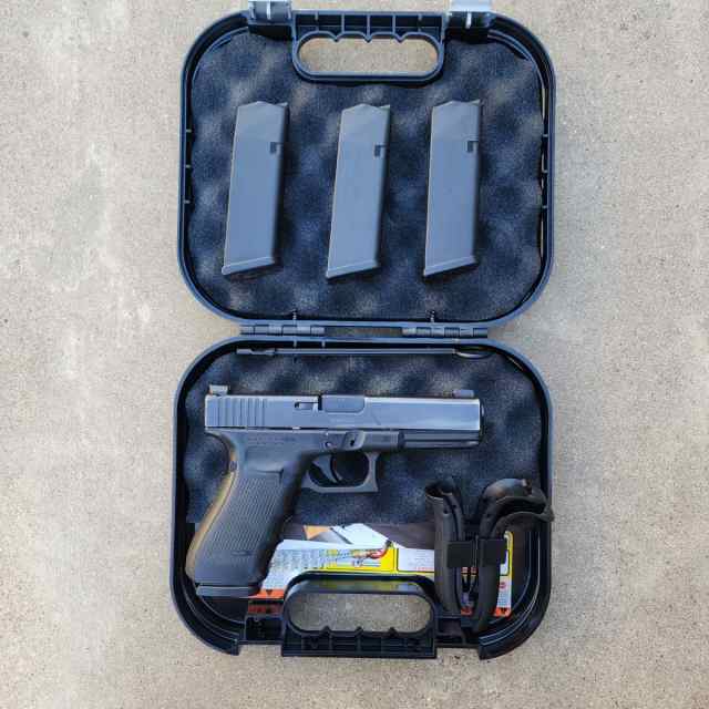 Glock 17 Gen 4 w/ Ameriglo Sights &amp; 4 Magazines