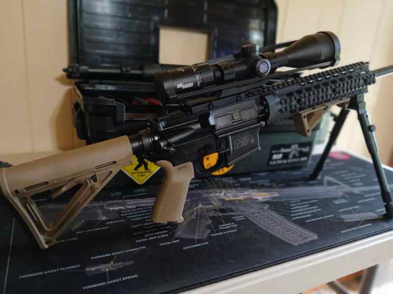Smith Wesson M&amp;P Tactical model with accessories 