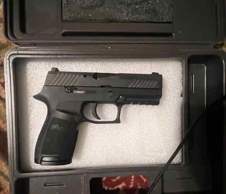 Sig Sauer P320 compact 9mm like new 