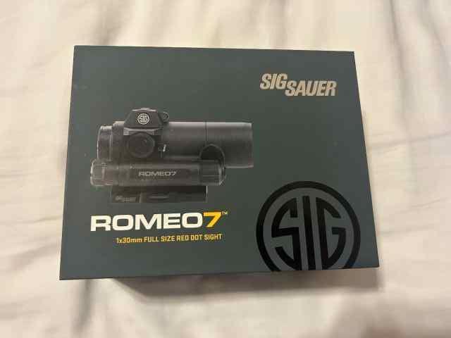 Sig Sauer ROMEO7 full-size red-dot sight 