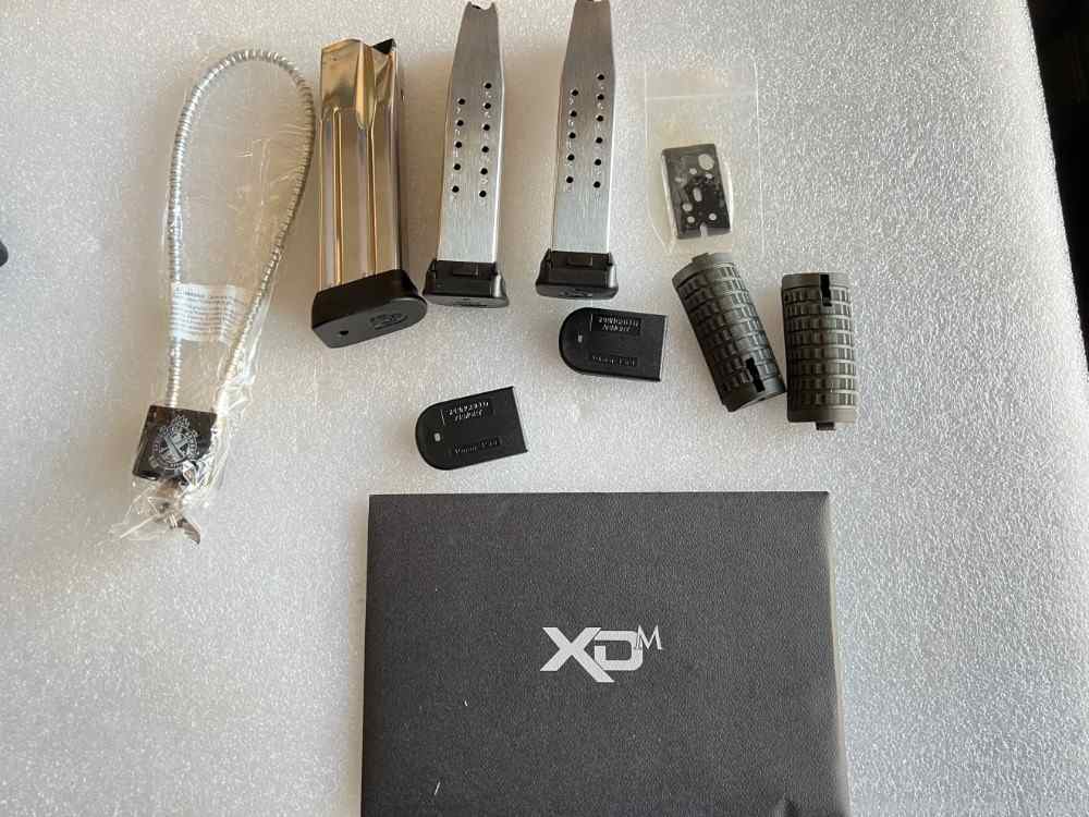 S&amp;W SW1B Bayonet. + FREE Throwing Knives!